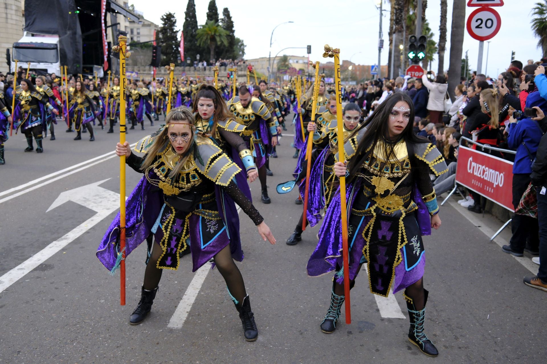 El desfile de comparsas de este sábado en el Carnaval de Badajoz 2025, en imágenes