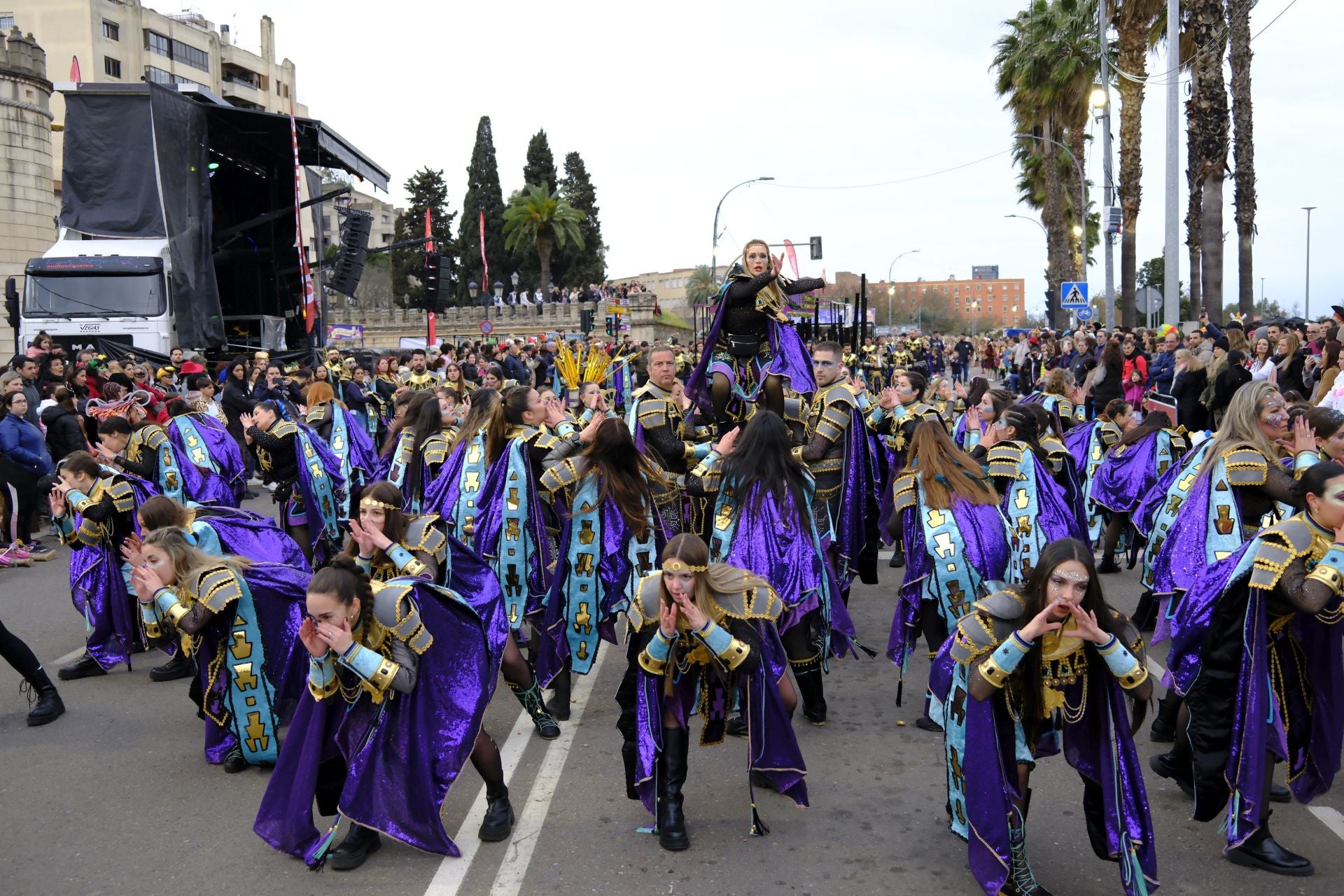 El desfile de comparsas de este sábado en el Carnaval de Badajoz 2025, en imágenes