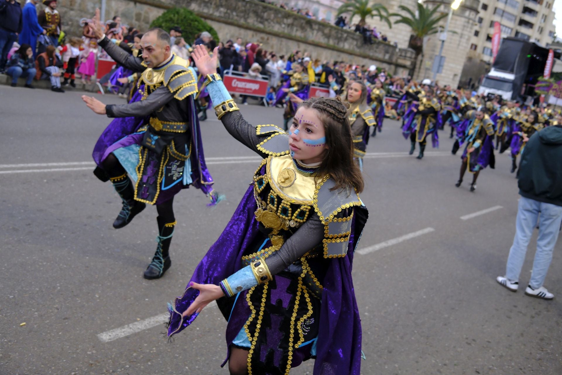 El desfile de comparsas de este sábado en el Carnaval de Badajoz 2025, en imágenes