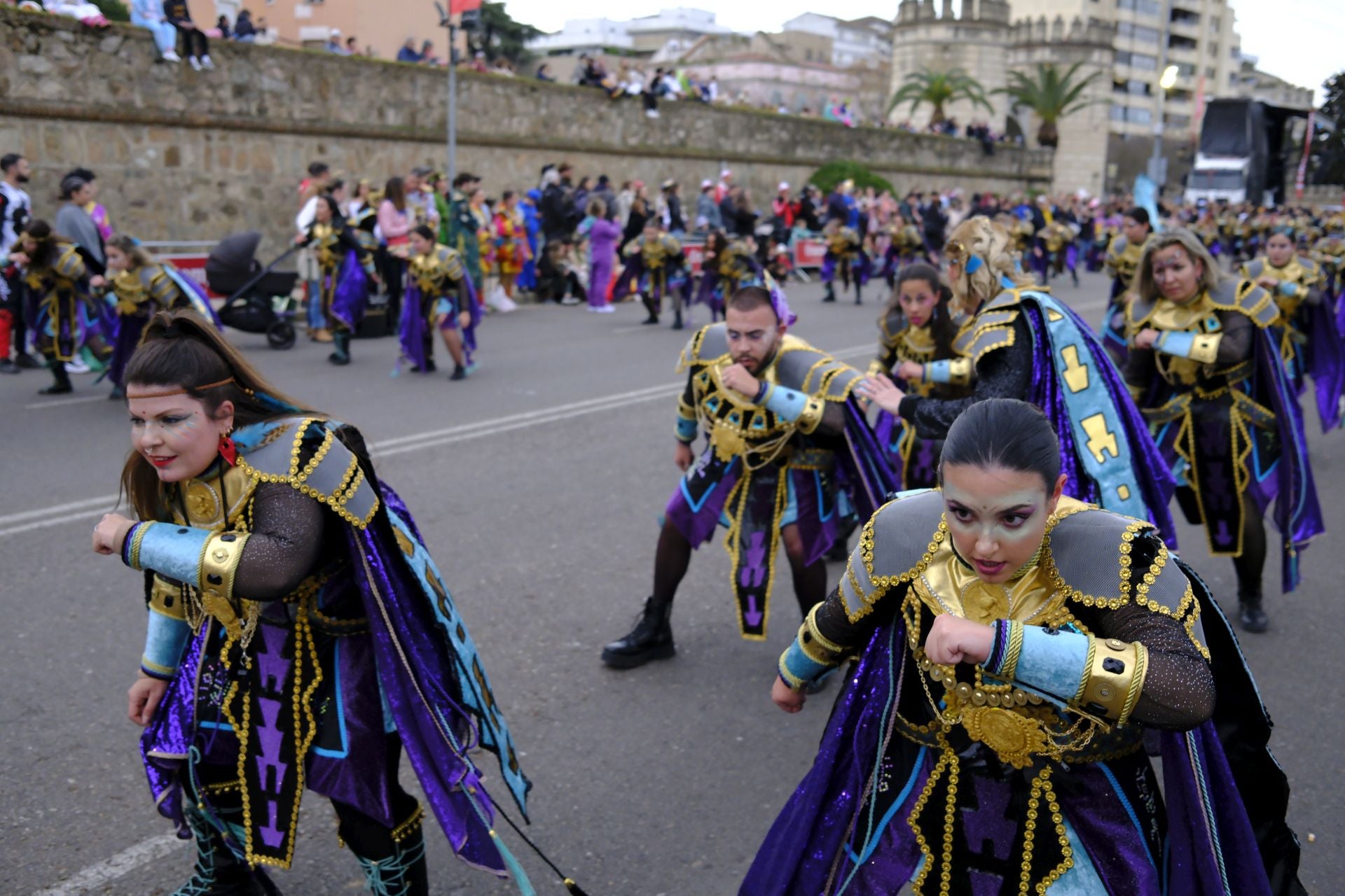 El desfile de comparsas de este sábado en el Carnaval de Badajoz 2025, en imágenes