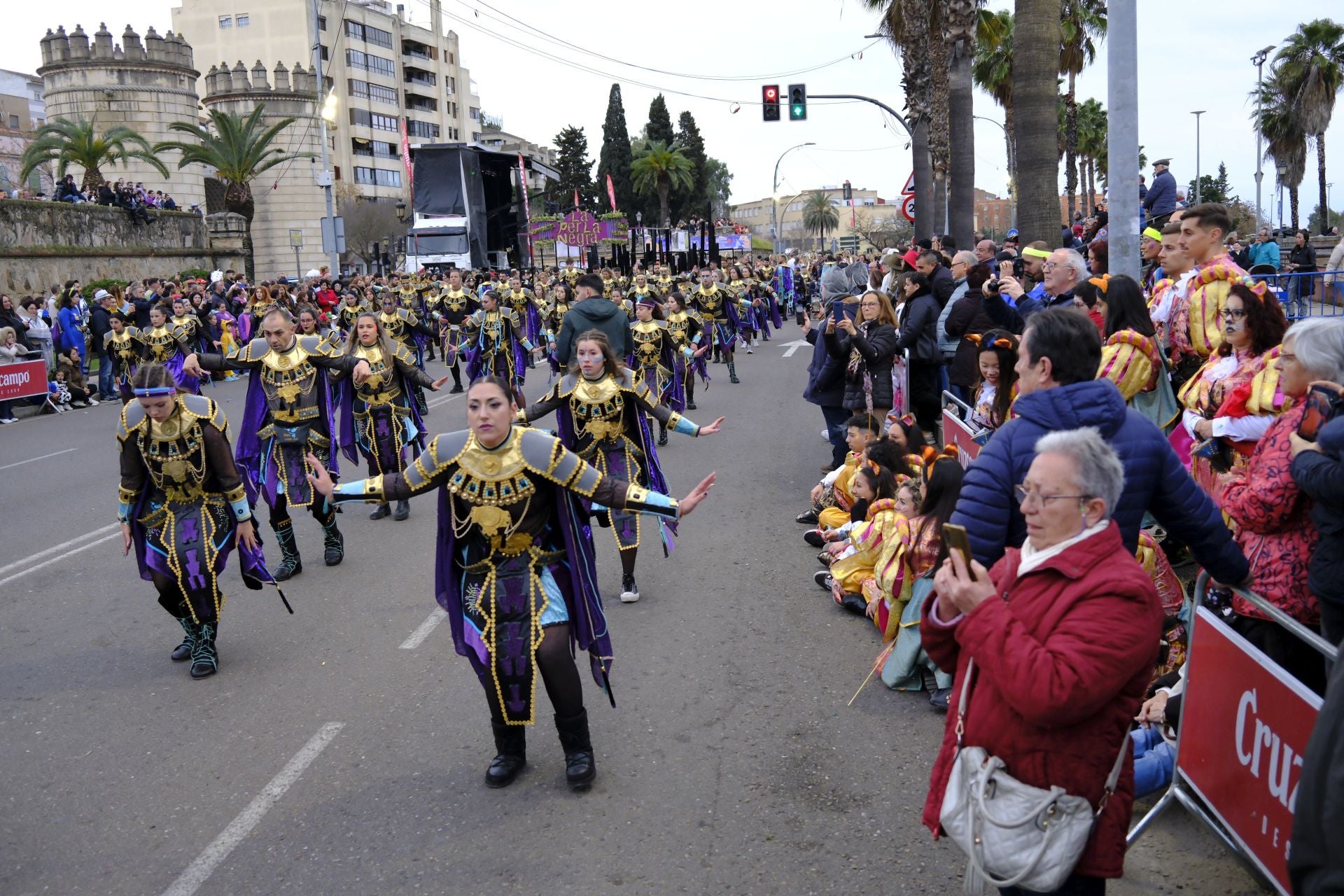 El desfile de comparsas de este sábado en el Carnaval de Badajoz 2025, en imágenes