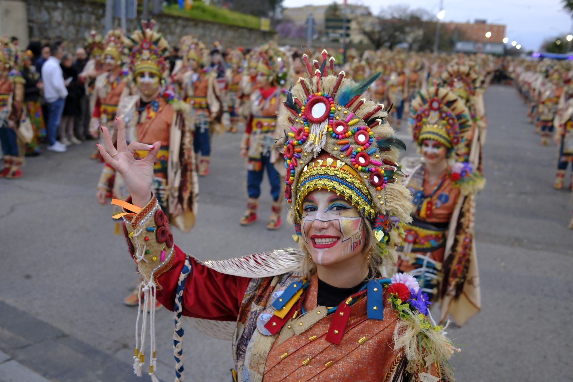 El desfile de comparsas de este sábado en el Carnaval de Badajoz 2025, en imágenes