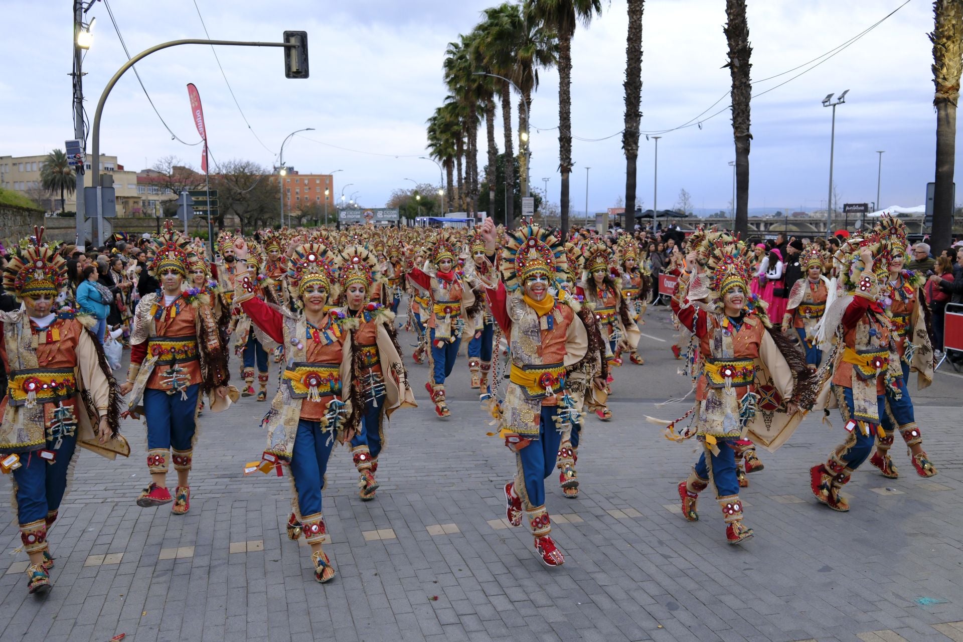 El desfile de comparsas de este sábado en el Carnaval de Badajoz 2025, en imágenes