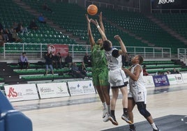 Josephine Filipe trata de capturar un rebote en el duelo entre el Al-Qázeres y el Domusa.