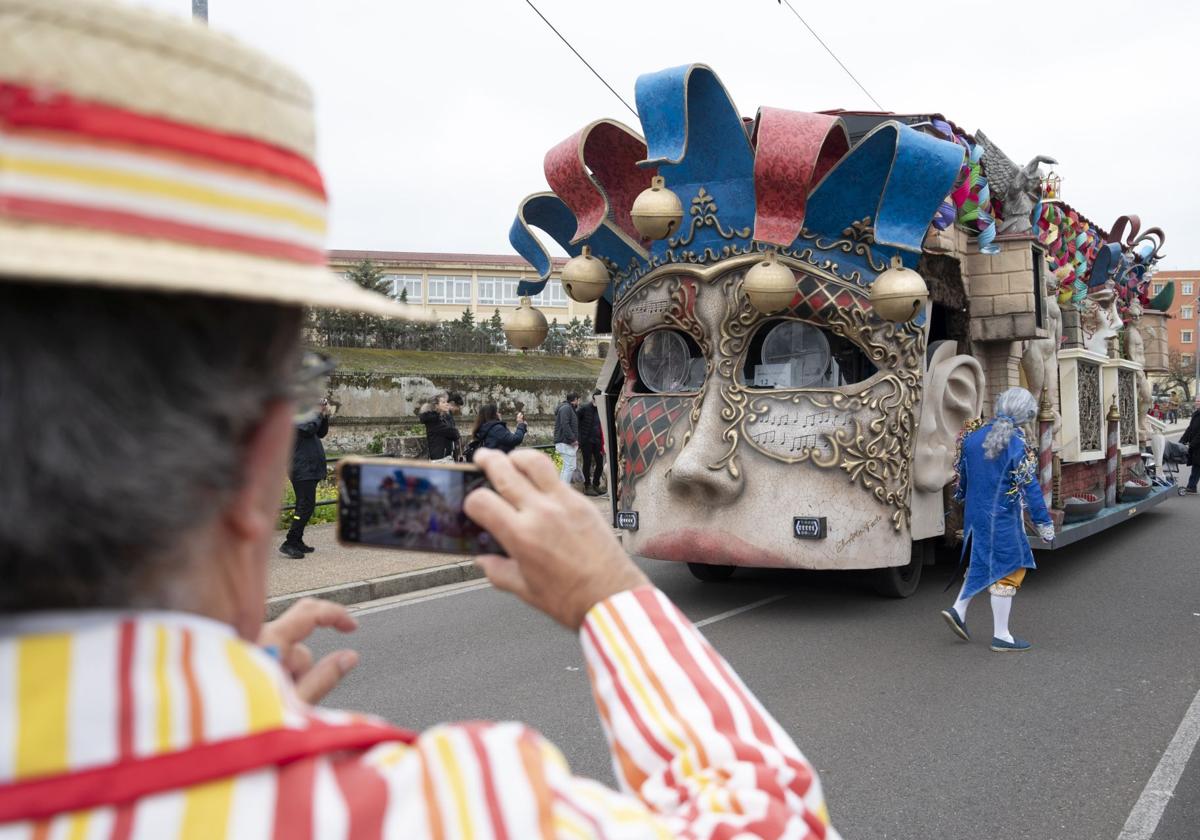 Fotos | Así ha sido el desfile de artefactos del Carnaval de Badajoz 2025