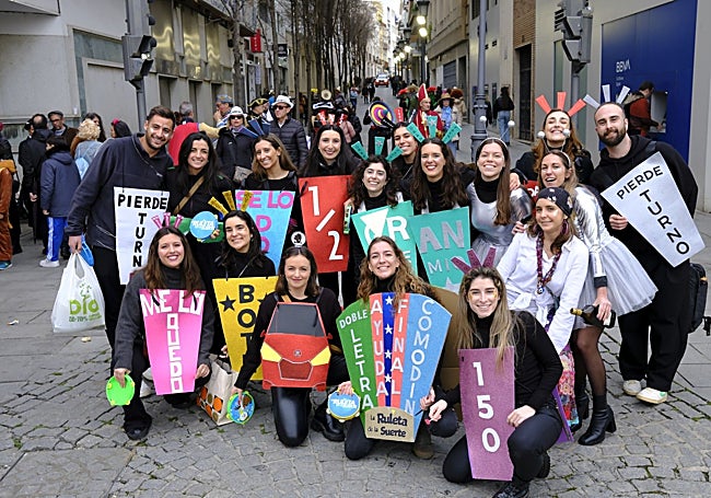 Amigas disfrazadas de la ruleta de la suerte.