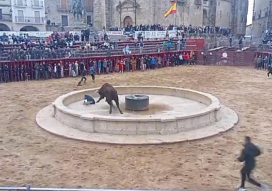 Momento de la cogida de este sábado en Trujillo.