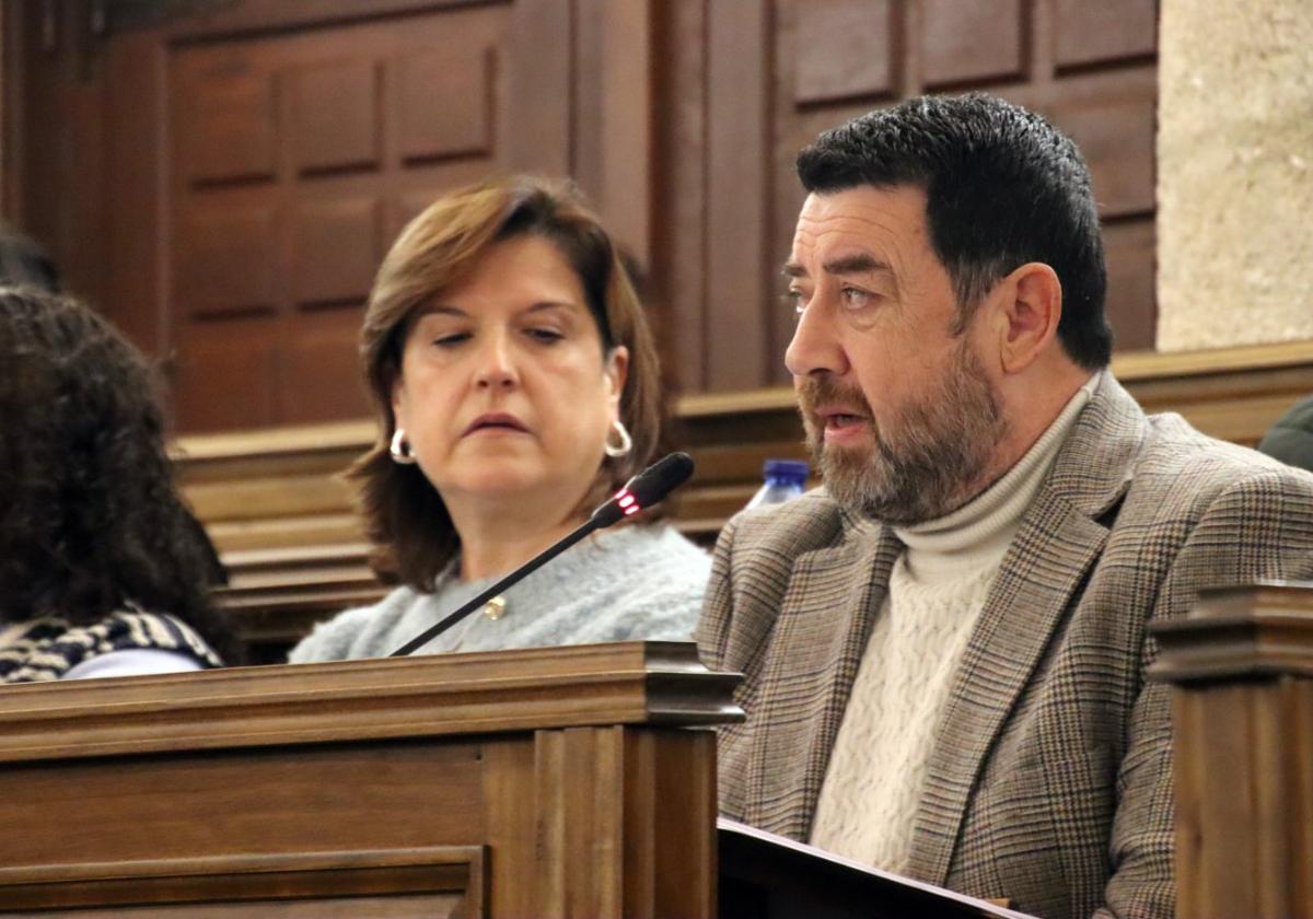 Alfredo Moreno y Mireya Conejero, concejales del PSOE, en la última sesión plenaria.