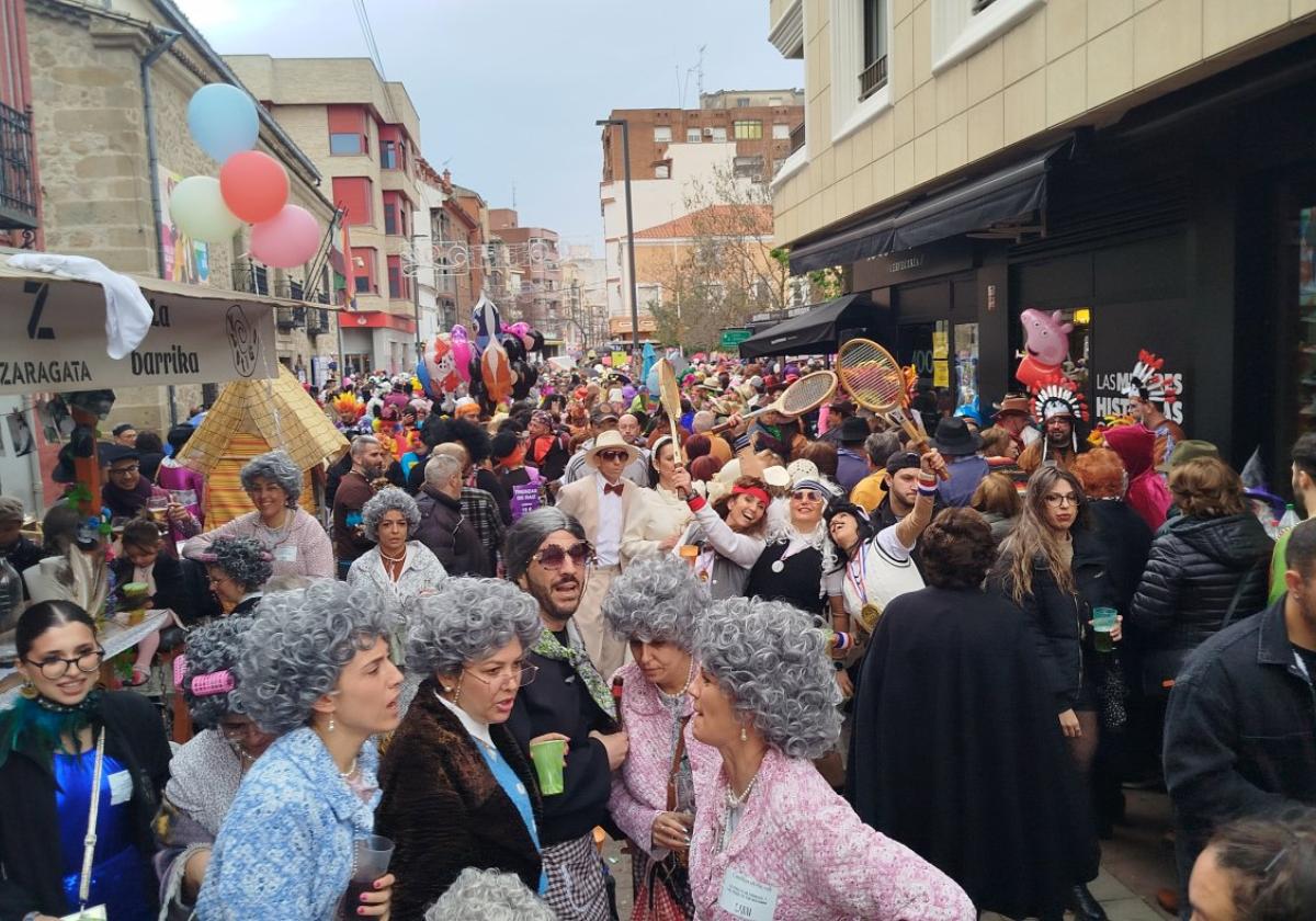 Ambiente carnavalero ayer, en la calle peatonal.