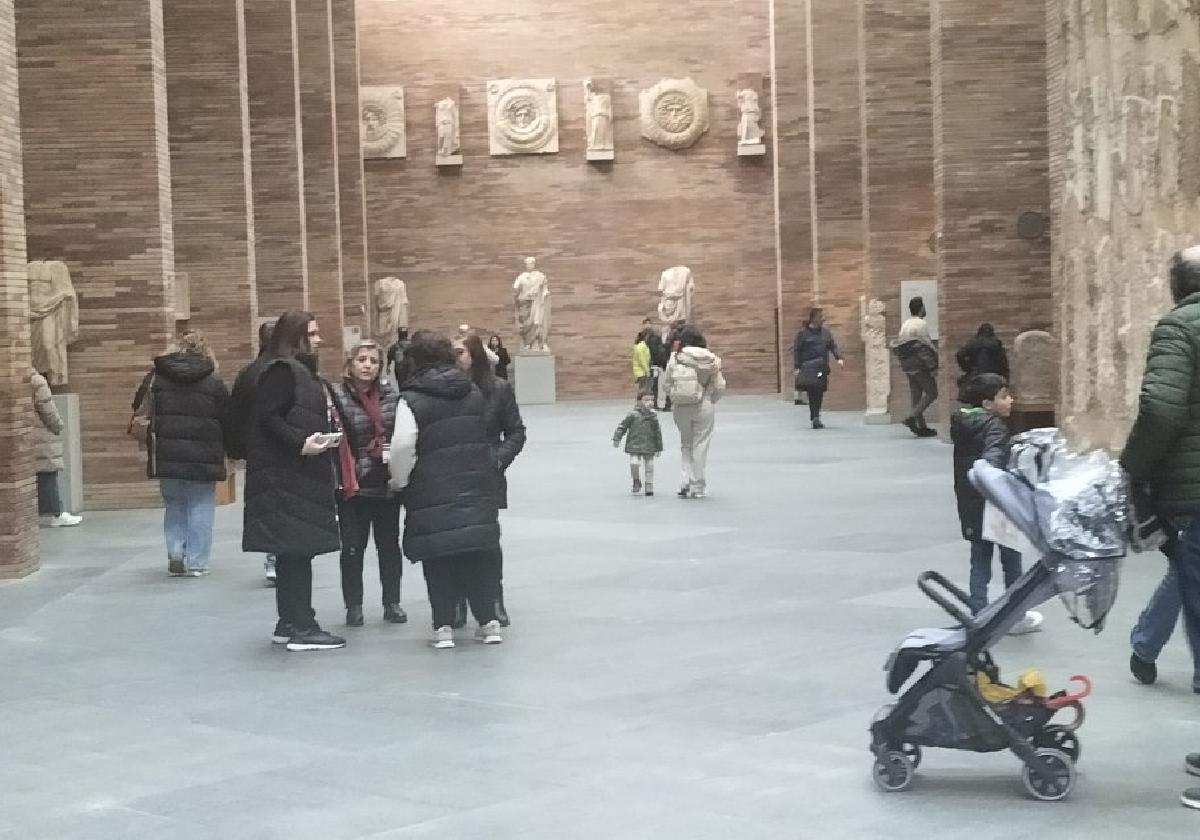 Visitantes ayer en la sala principal del Museo Nacional de Arte Romano.