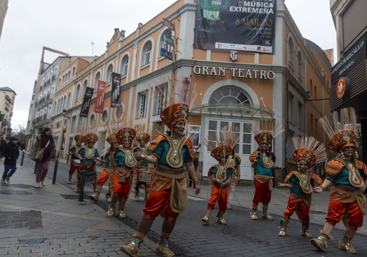 Integrantes de la comparsa Mansaborá a su paso por el Gran Teatro de Cáceres este domingo.