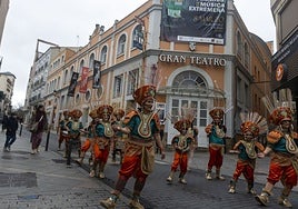 Integrantes de la comparsa Mansaborá a su paso por el Gran Teatro de Cáceres este domingo.