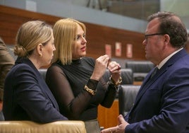 Hipólito Pacheco, portavoz de Hacienda y Presupuestos del Grupo Parlamaentario Popular, junto a Guardiola, Presidenta de la Junta, y Manzano, Consejera de Hacienda