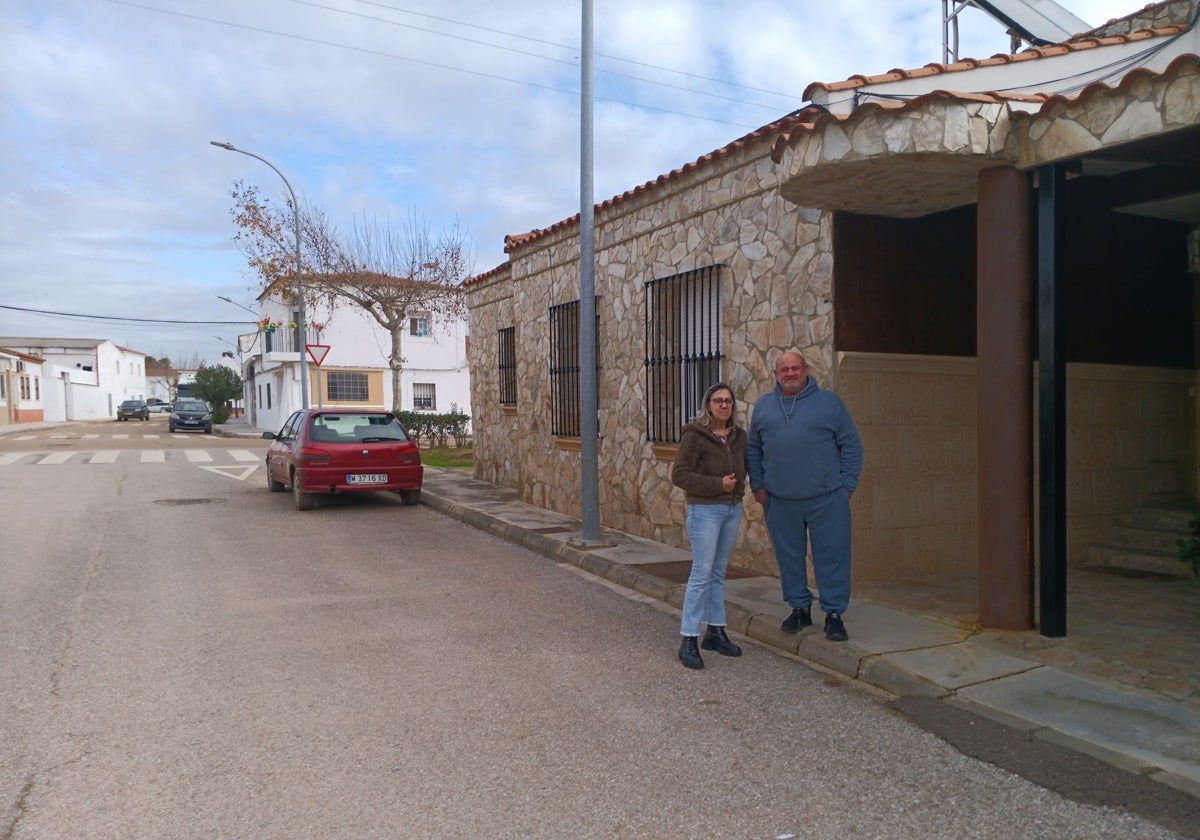 Valentina y Matías ante su casa en Novelda, pedanía pacense donde se quejan de que no existe la uniformidad que solo a ellos les exigen.