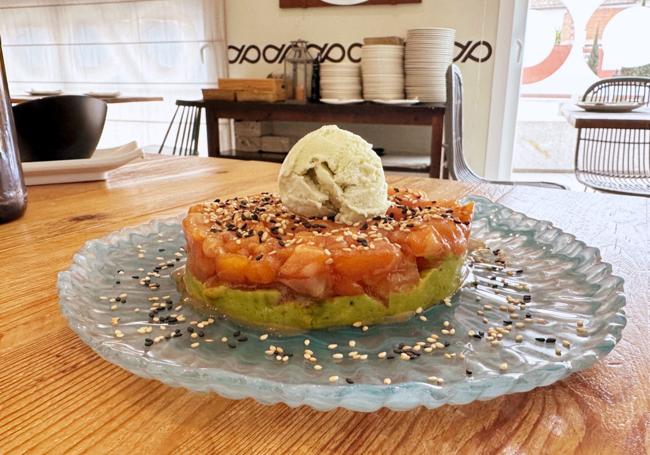 Tartar de salmón y aguacate con helado de wasabi.