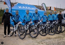 Foto de familia del Kazajoz PetroGold en Zaragoza.