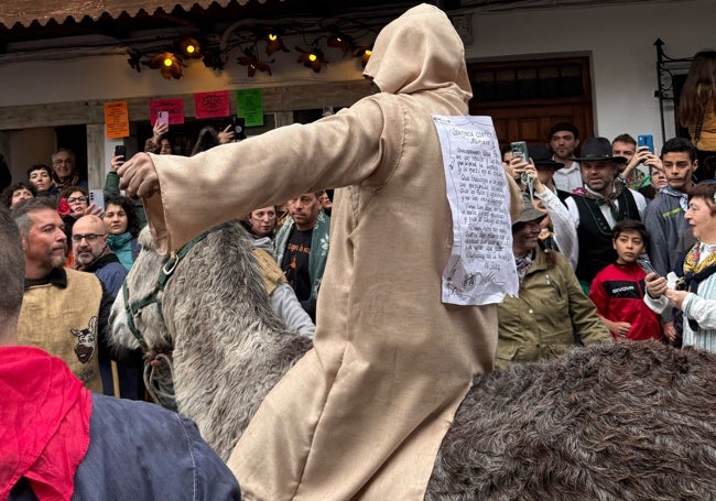 El Peropalo recorre a lomos del burro el pueblo con la sentencia pinchada en la espalda.