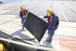 Dos operarios en una instalación fotovoltaica extremeña.