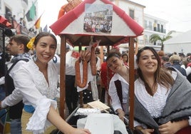 La lluvia ha permitido a los vecinos de Malpartida de Cáceres y visitantes disfrutar de la Pedida de la Patatera.