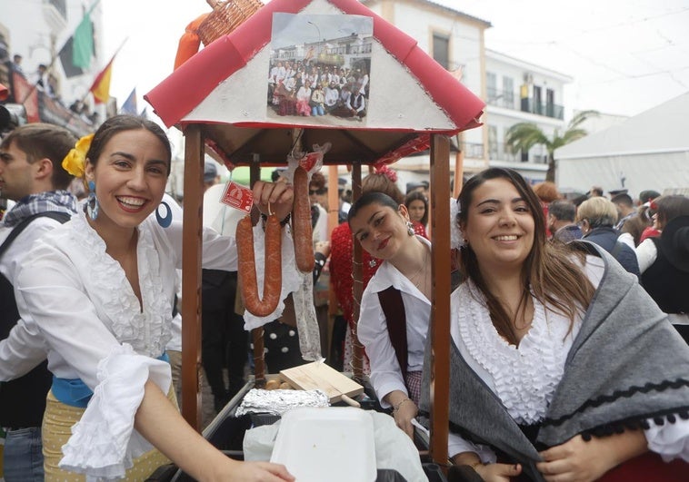 La lluvia ha permitido a los vecinos de Malpartida de Cáceres y visitantes disfrutar de la Pedida de la Patatera.