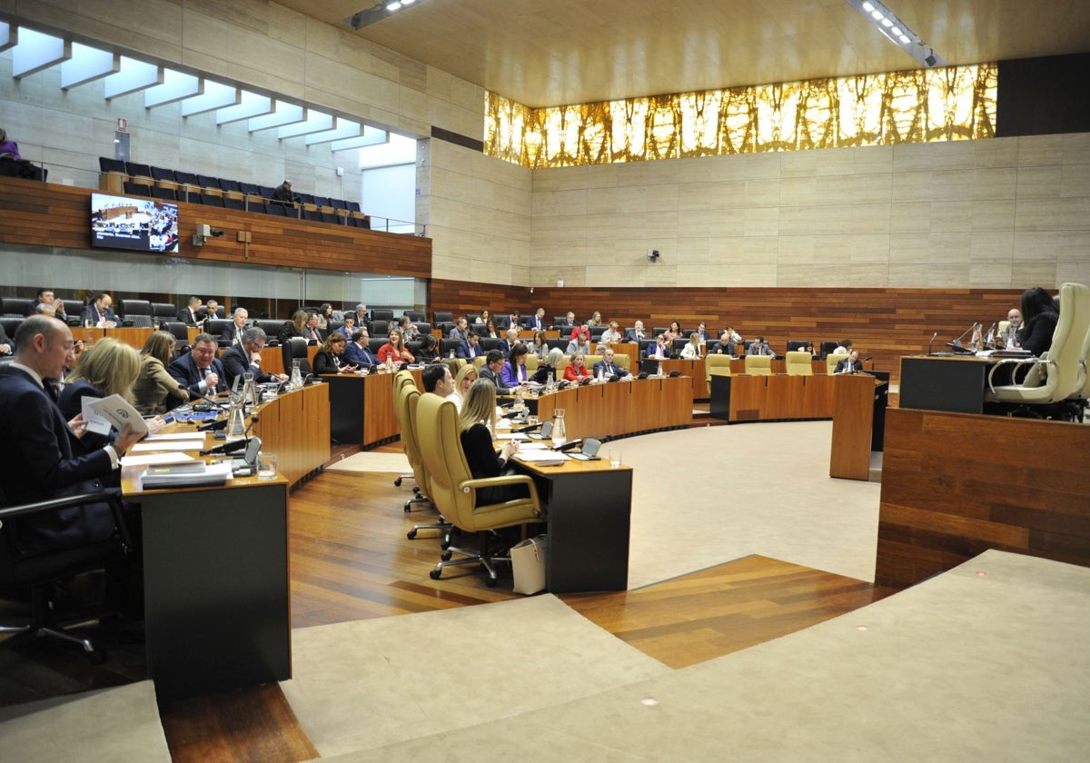 Pleno del pasado jueves en el que se convalidó el decreto-ley de medidas tributarias y se acordó convertirlo en proyecto de ley.