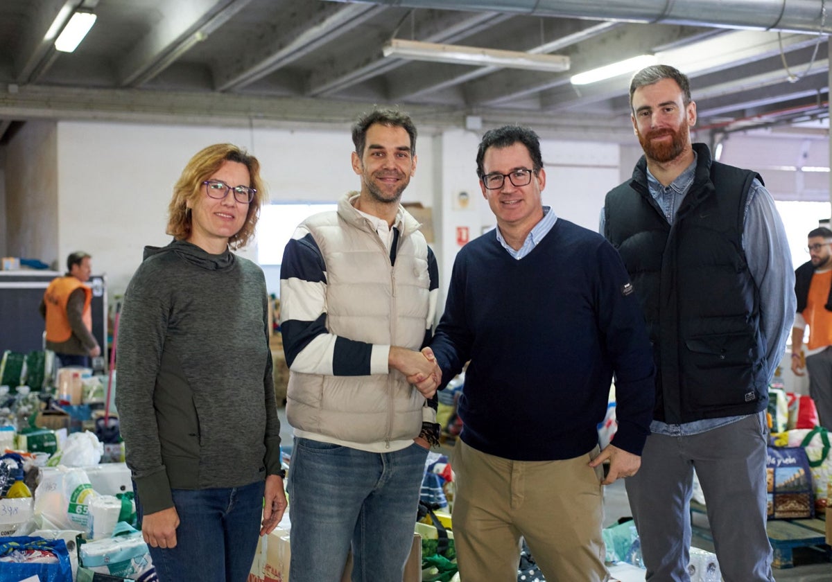 Calderón y Claver junto a representantes de la Fundación Felisa.