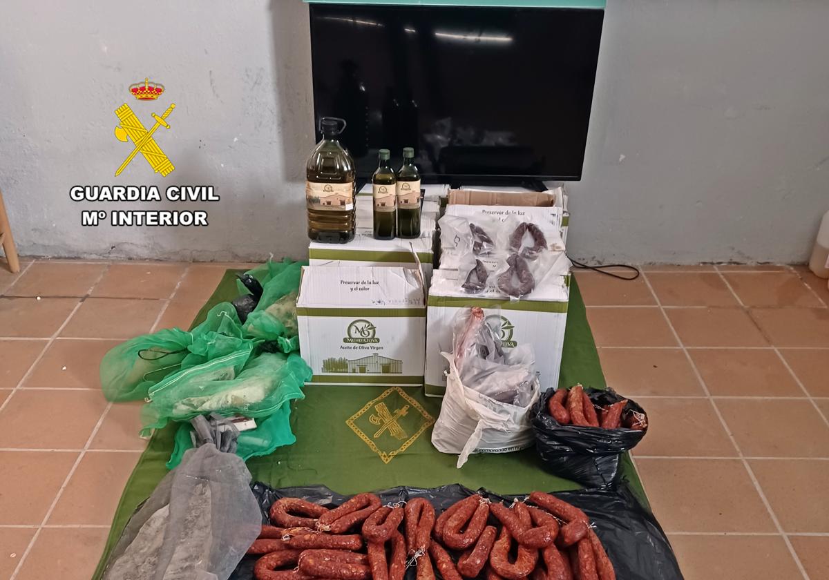 La Guardia Civil encontró en el coche de los investigados productos alimenticios procedentes de matanza artesanal, una treintena de garrafas de aceite y un televisor