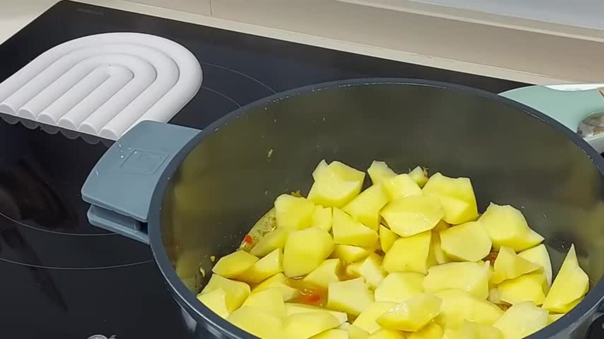 Guiso de patatas con arroz y atún de lata