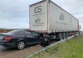 El coche ha impactado por detrás y ha chocado contra la parte trasera del camión.