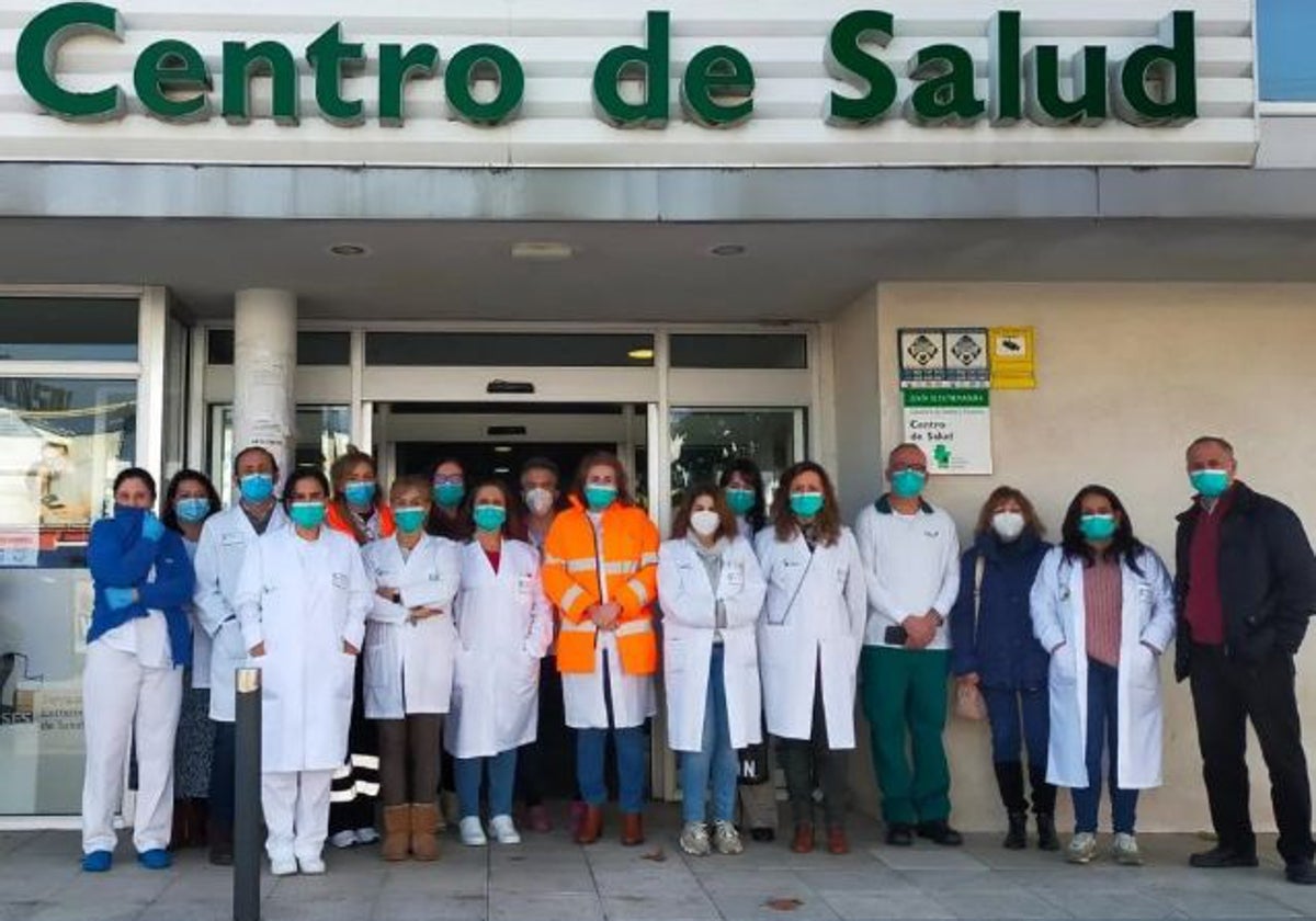 Protesta de sanitarios a las puertas del centro de salud de Navalmoral de la Mata en contra de las agresiones a médicos.