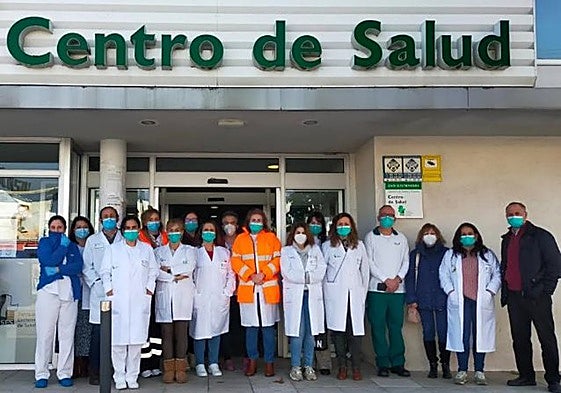 Protesta de sanitarios a las puertas del centro de salud de Navalmoral de la Mata en contra de las agresiones a médicos.