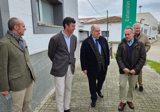 El consejero de Infraestructuras, Transporte y Vivienda, Manuel Martín Castizo, vistan la estación de autobuses de Zafra.