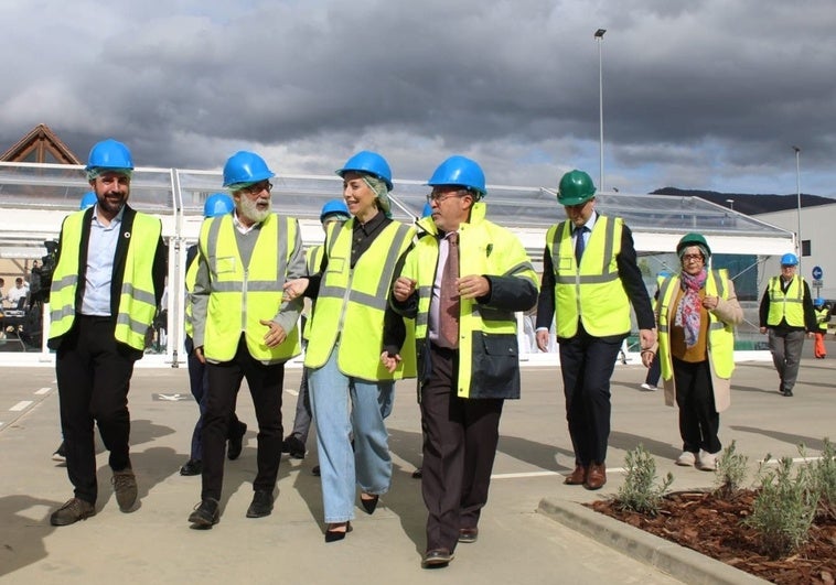 La presidenta de la Junta de Extremadura visita la planta de Natac junto a responsables de la empresa, este miércoles.