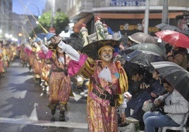 Componentes de la comparsa Vendaval desfilando el pasado domingo bajo la lluvia.