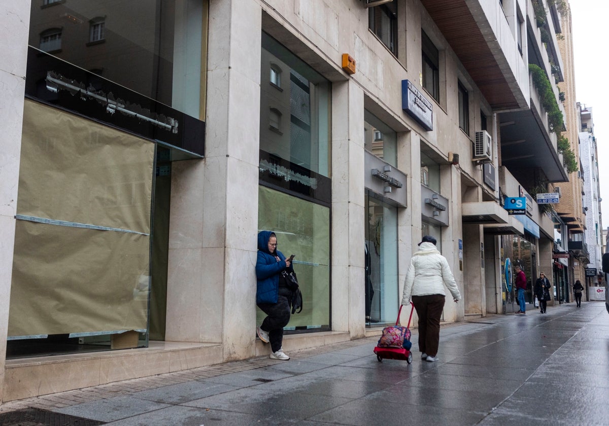 A la izquierda, local que ocupaba la firma Adolfo Domínguez en la calle San Pedro de Alcántara de Cáceres, ya cerrada.