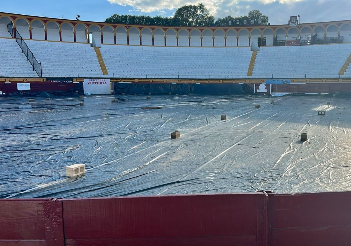 Ruedo de la plaza de toros de Olivenza con la habitual protección contra la lluvia.