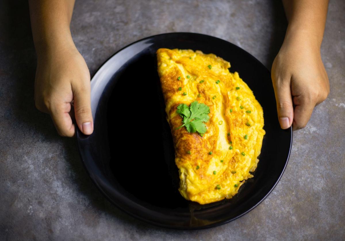 Diez platos famosos que no son de donde crees: la realidad tras la ensaladilla rusa o la tortilla francesa