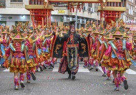 Comparsa Cambalada, durante el gran desfile del Carnaval de Badajoz 2025.