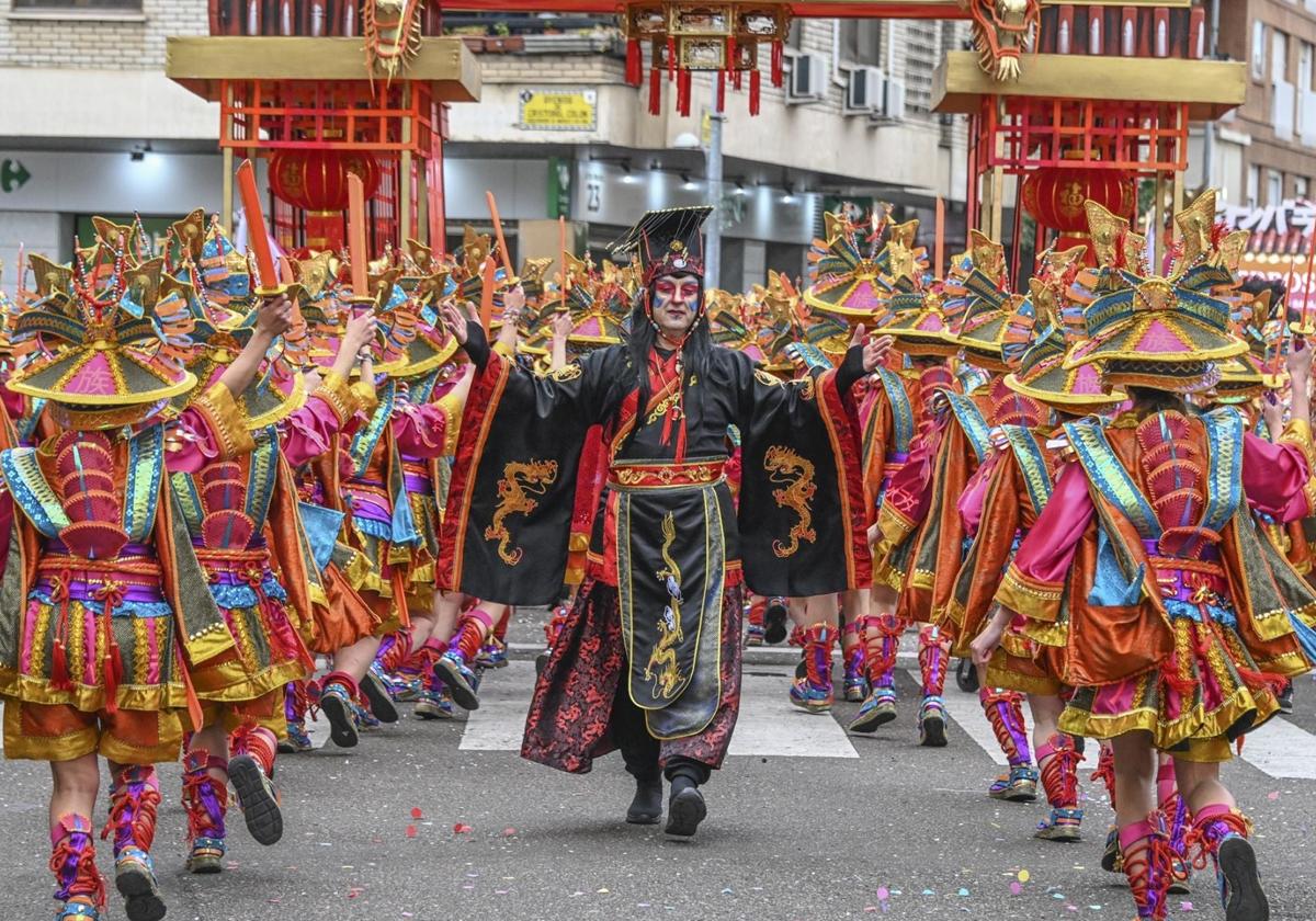 Comparsa Cambalada, durante el gran desfile del Carnaval de Badajoz 2025.