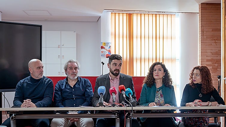 Los sindicatos docentes inician protestas: concentraciones en los centros y correos masivos