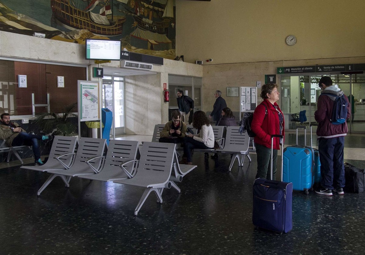 Pasajeros en la estación de San Fernando en Badajoz, en imagen de 2017.