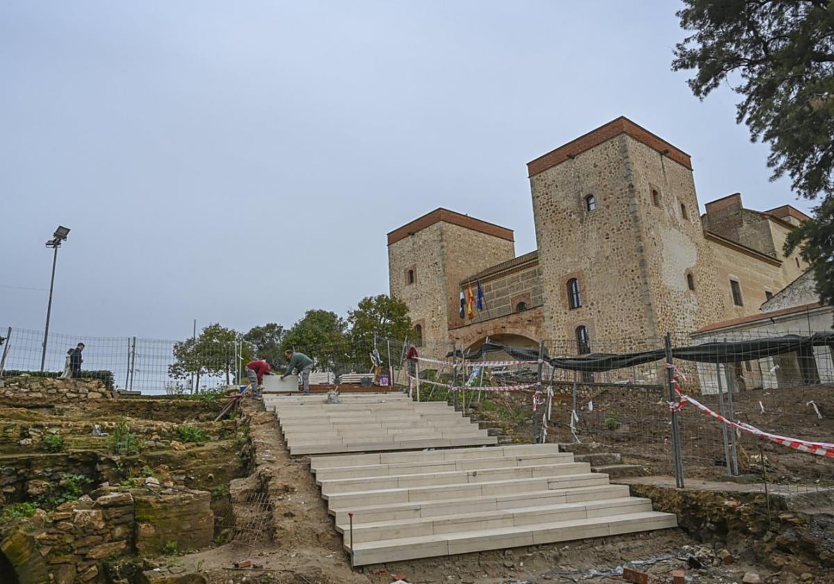 Los nuevos peldaños que se están instalando en la Alcazaba.