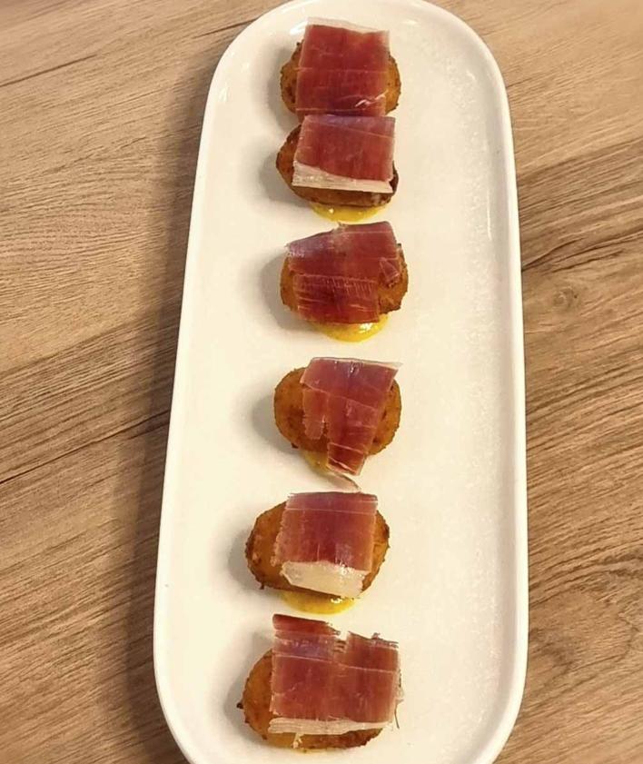 Imagen secundaria 2 - Lomo bajo en cazuela, tartar de atún al huevo y croquetas de jamón, jamón, con jamón.