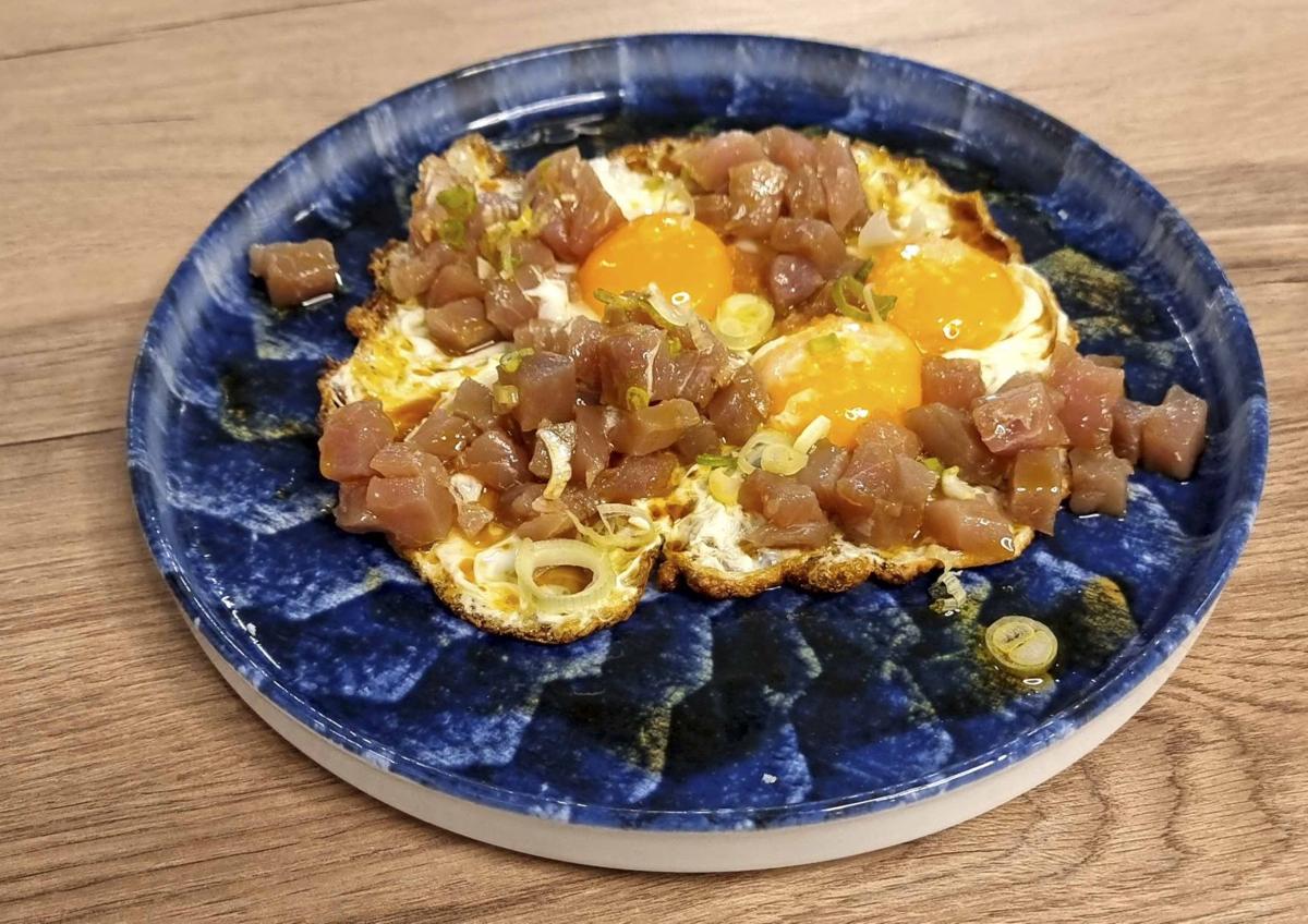 Imagen secundaria 1 - Lomo bajo en cazuela, tartar de atún al huevo y croquetas de jamón, jamón, con jamón.