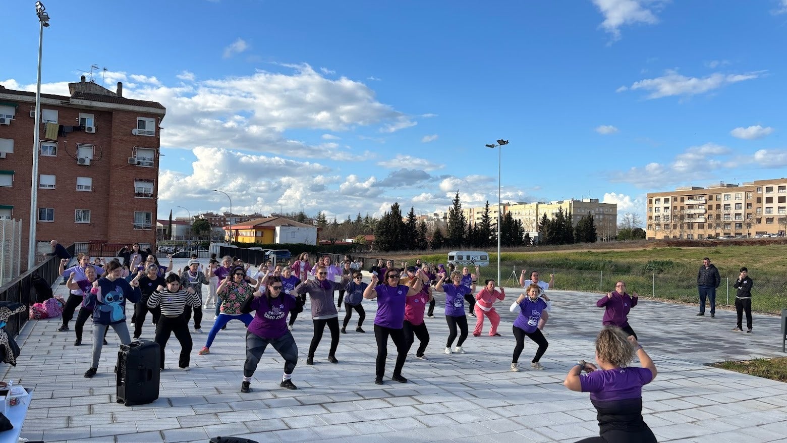 Clase de macrozumba en el pabellón Paco Herrera para celebrar el 8M