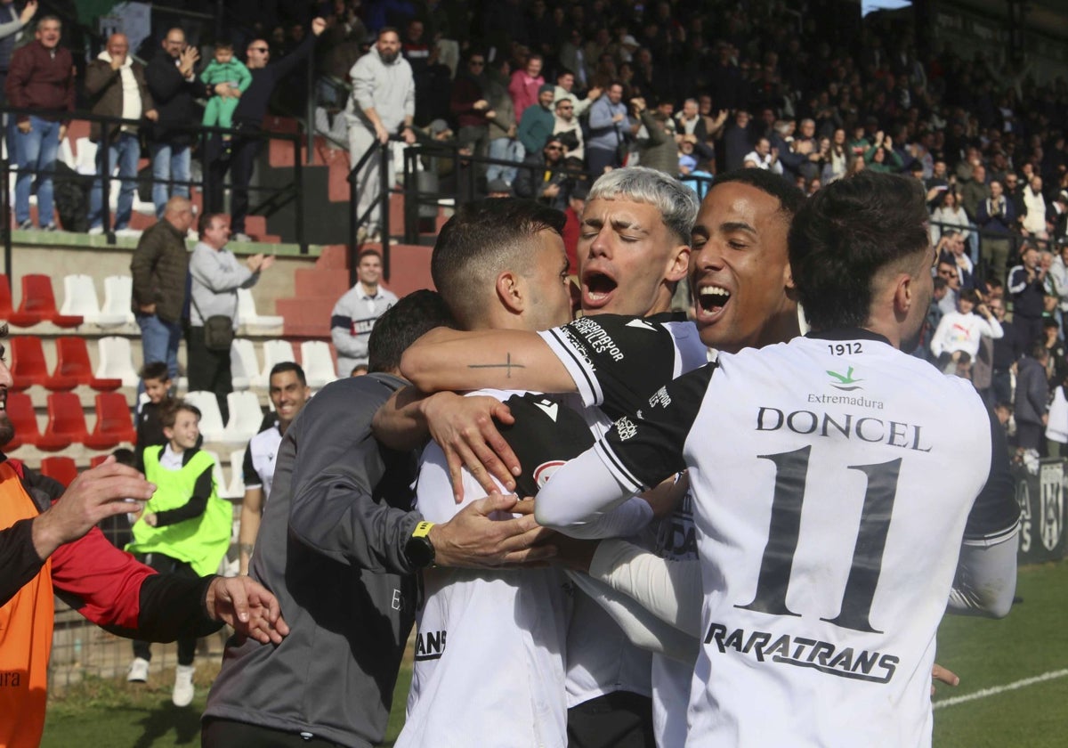 El Mérida y su afición celebran un gol en el Romano.