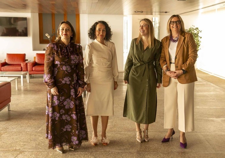 Ara Sánchez, María Félix Tena, María Guardiola y Blanca Martín, en el acto que ha tenido lugar este viernes en la Asamblea de Extremadura.