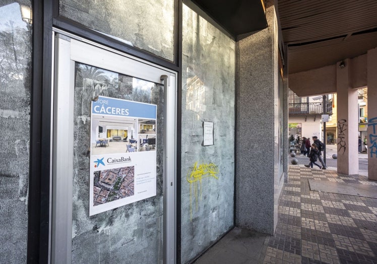 En la calle San Antón el antiguo local de La Caixa también permanece vacío y en mal estado.