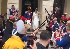 Abel Sansinena saliendo con su esposa del Ayuntamiento de Badajoz este viernes.