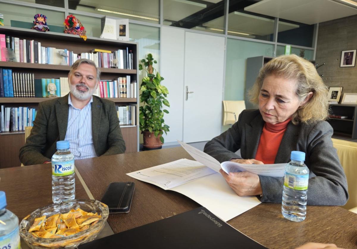 María Mercedes Vaquera, consejera de Educación, en su reunión con Fernando Pizarro.